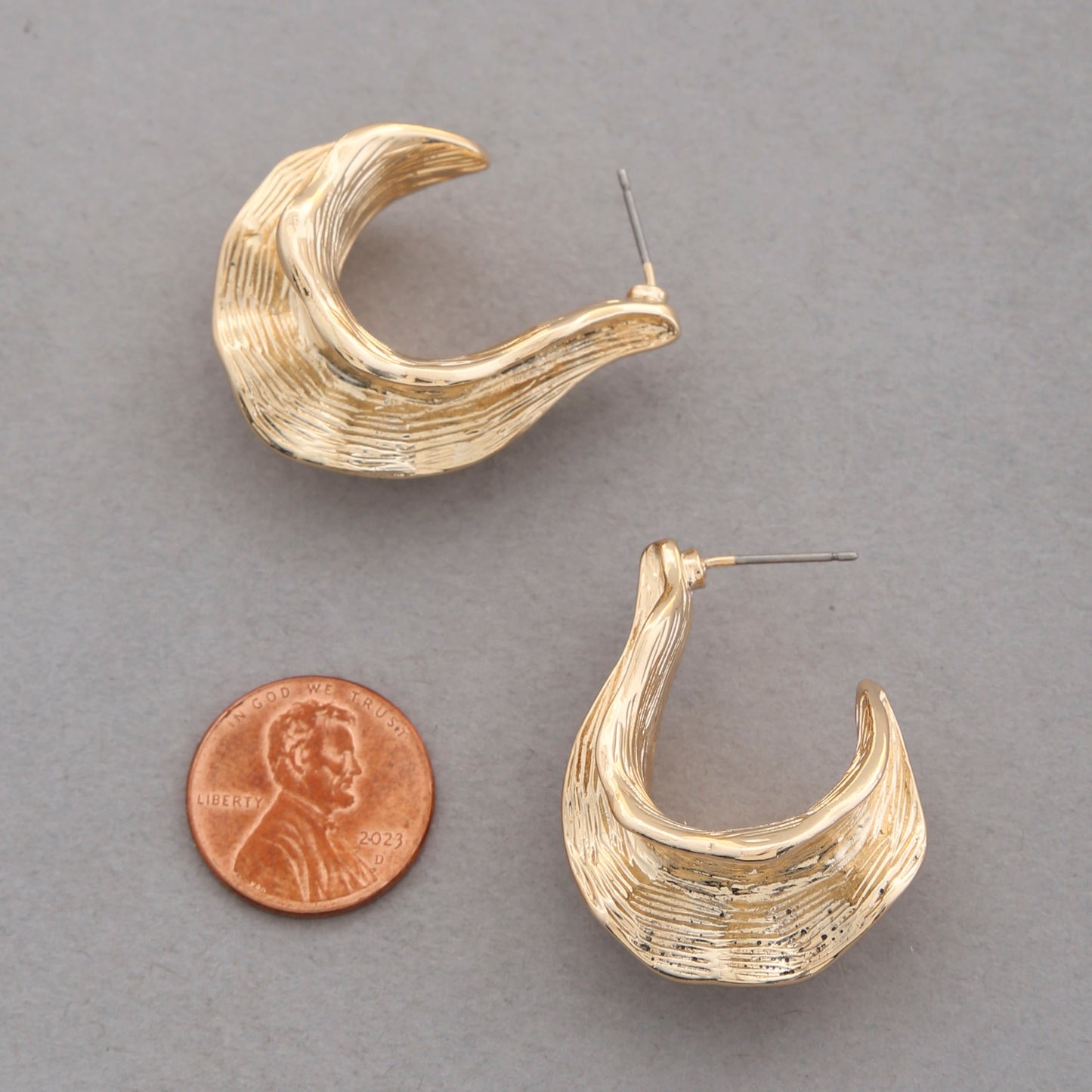 Ruffle Lined Metal Earring
